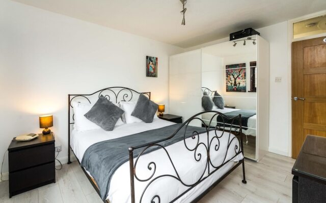 Luxury Islington Apartment with Balcony