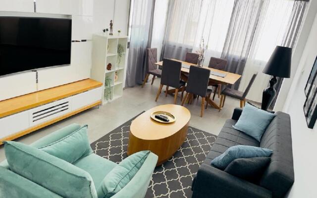 Beautiful apartment on the beach in Bat yam