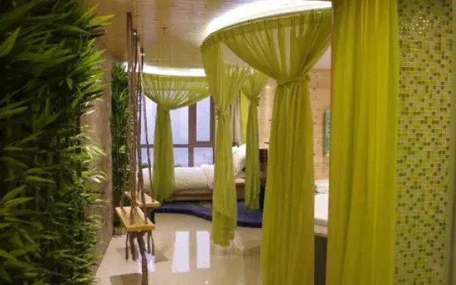 Fall in love with E-sports Hotel