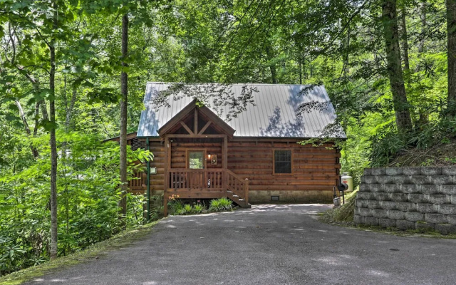 Gatlinburg Mountainside Escape w/ Deck & Hot Tub!