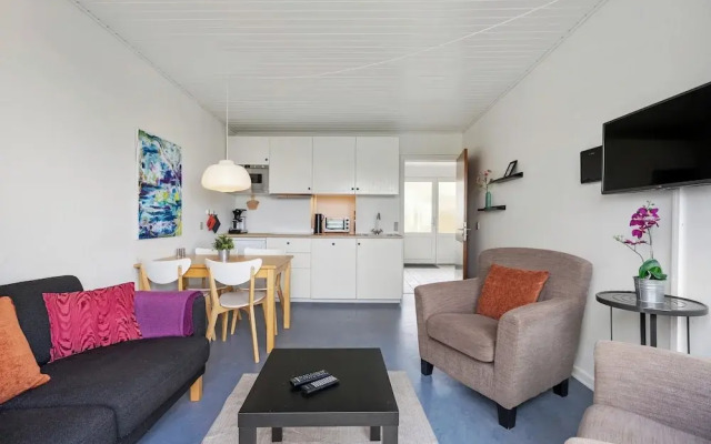 Beachfront Apartment D, 2 Bedrooms, Free Parking