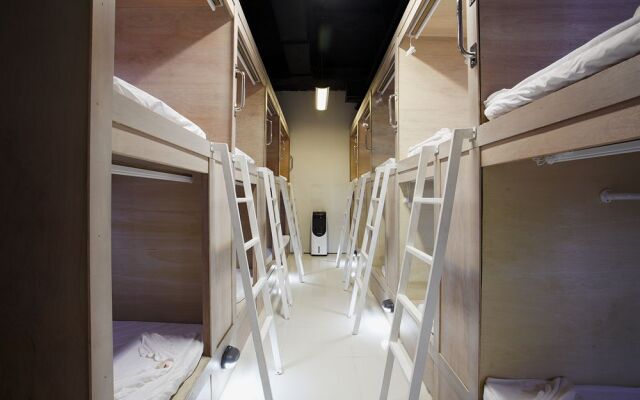 WhyNot Backpackers (Capsule Hostel)