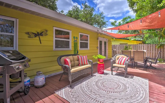 Sunny Sarasota Home w/ Yard < 2 Mi to Downtown!
