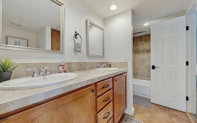 1 BR Condo in Tucson, Mountain Views