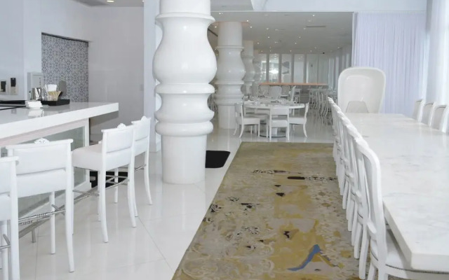 Miami World Rental - Mondrian 821