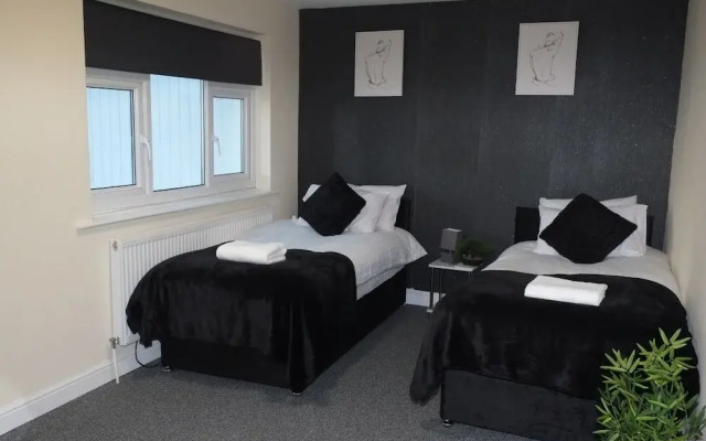 Nottingham - 5 Beds - Sleeps 11 - Garden - Parking