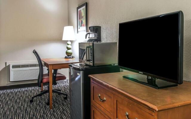 Quality Inn and Suites Livonia