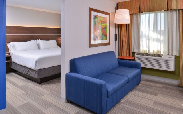 Holiday Inn Express and Suites Stevens Point, an IHG Hotel