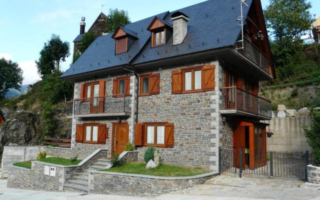 Chalet with 3 bedrooms in Viella with wonderful mountain view furnished garden and WiFi 13 km from the slopes