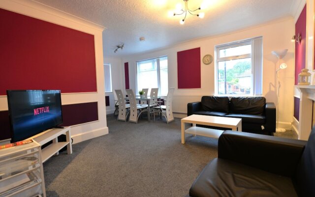 Centrally-located Apartment in Coventry With Netflix