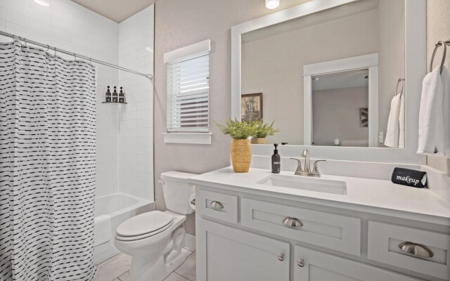 Big Blue on Main-hot Tub-less Than 1 Mi to Square