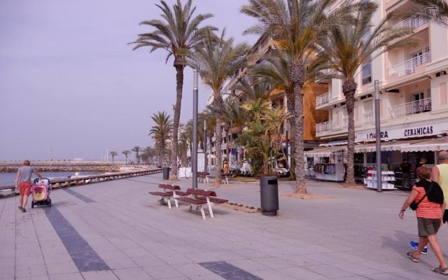Edificio 1º línea de playa, en paseo marítimo de Torrevieja, Alicante, Costa Blanca