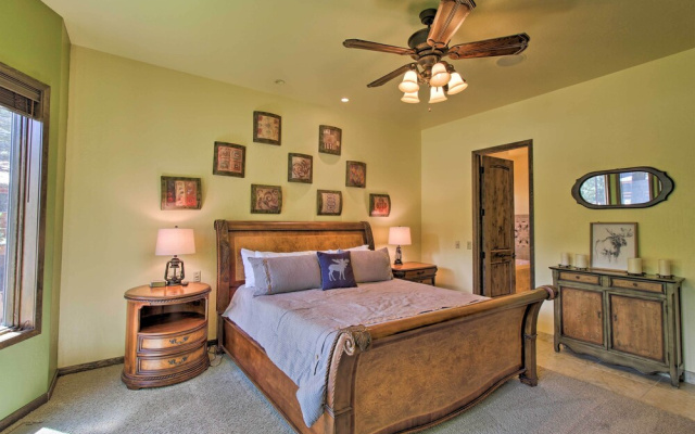 Centrally Located: Lavish Pinetop Paradise!