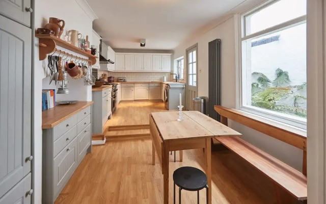 Host Stay Emerald Residence