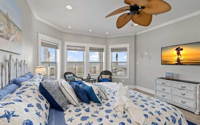 Shore Relaxin' 4 Bedroom Home by RedAwning