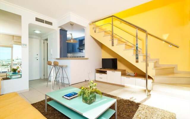Fantastic first beach line attic apartment, sleep7