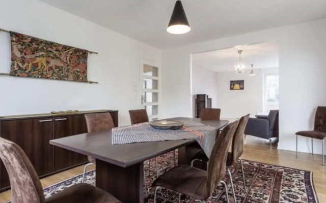 Charmant appartement avec terrasse dans villa