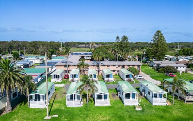 Lakeside Inn (ex. Oasis Resort & Village)