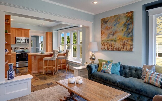 Queen Anne Bungalow - Two Bedroom Home