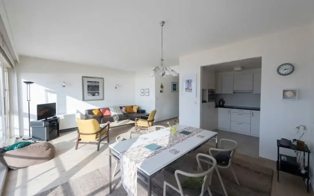 Seaview Apartment on the Beach - Free Parking