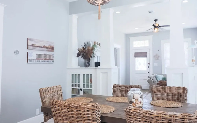Vibrant Bungalow 2 Minutes to the Beach