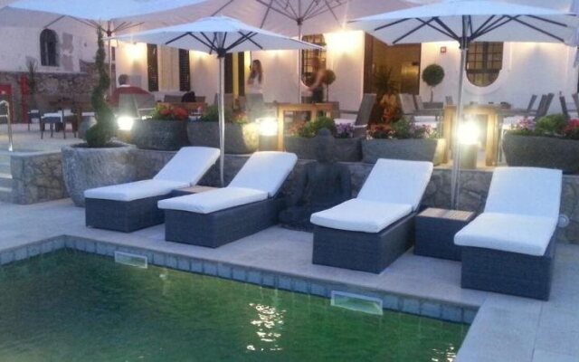 Dolphin Suites Hotel