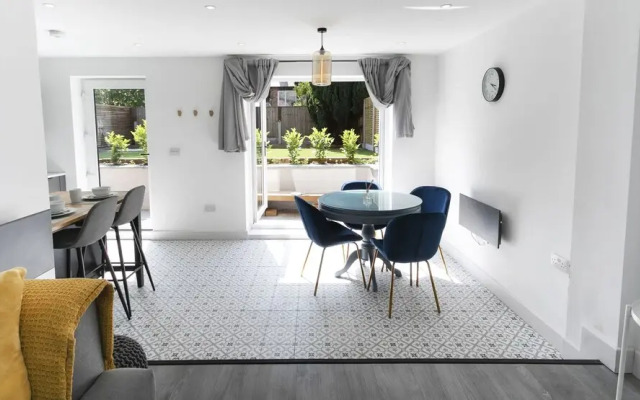 ✰OnPoint- MASSIVE House, PERFECT Location-Parking✰