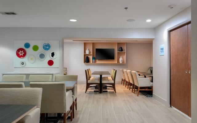 Holiday Inn Express Alpharetta - Roswell by IHG