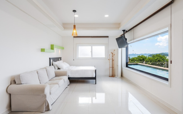 Geoje Gonggan Pool Villa