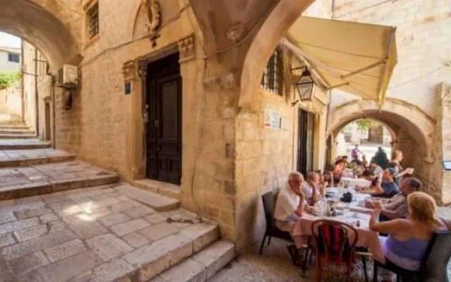 Amoret Apartments