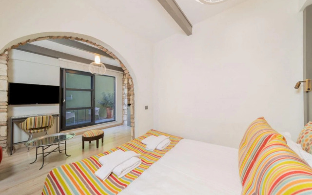 Cozy Studio Hotel Room Near Hadrian s Gate