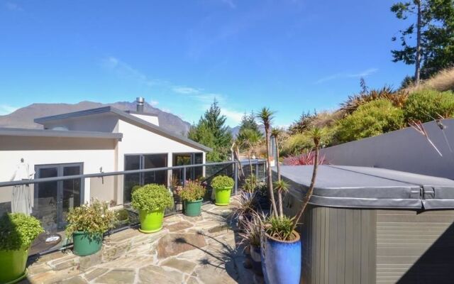 Aries Lake View Villa