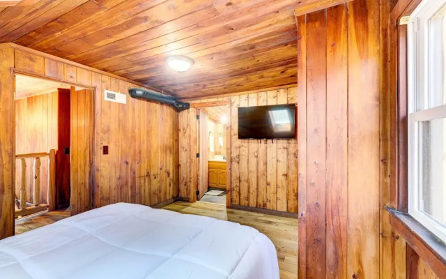 Gatlinburg Cabin: Hot Tub & River Views