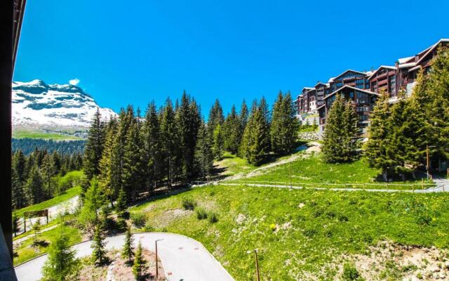 Charming 6th-floor 2-bedroom apartment with fireplace