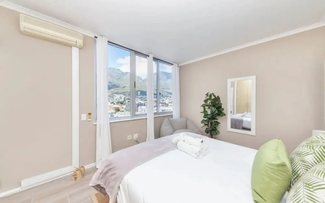 Picturesque 2BD Apartment With Table Mountain View
