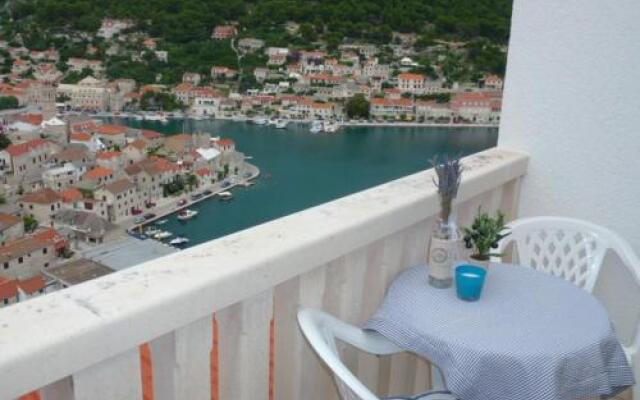 Apartment Pucisca with Sea View II
