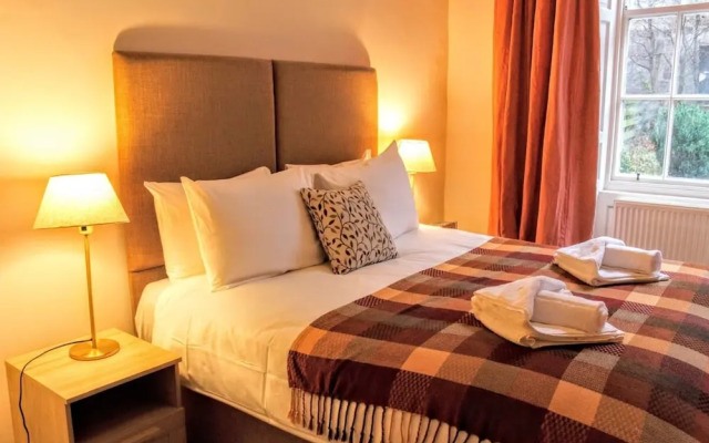 Traditional Georgian Flat in New Town, Sleeps 5-6