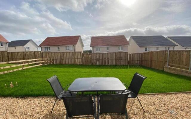 Beautiful 4 Bedroom 3 Beds House in Glasgow