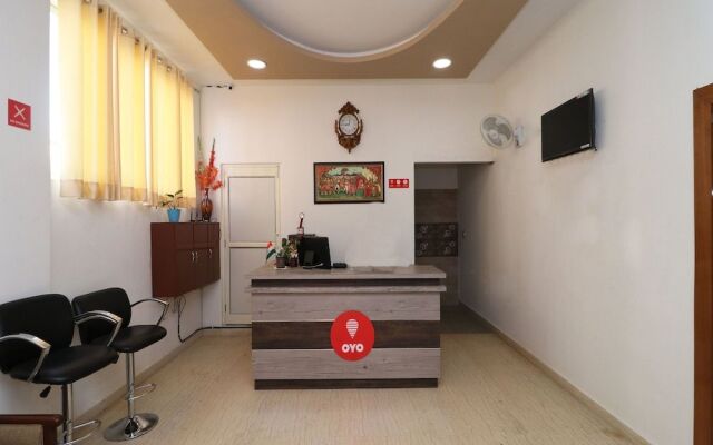 OYO 13406 Hotel Golden Leaf