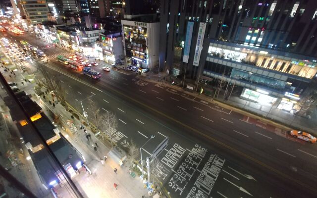 Roadhouse Shinchon - Hostel