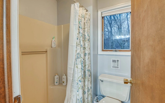 Eco-friendly Poconos Cabin w/ EV Charger!