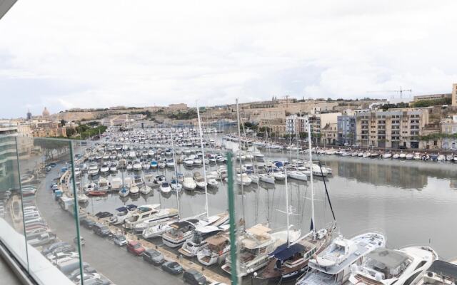 Stunning 3BR Apartment With Marina Views