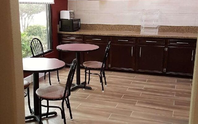 Red Roof Inn & Suites Houston - Humble/IAH Airport
