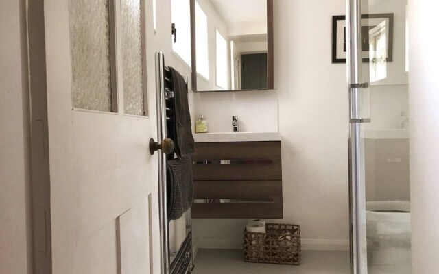 Beachfront Apartment With Woodburner & Courtyard