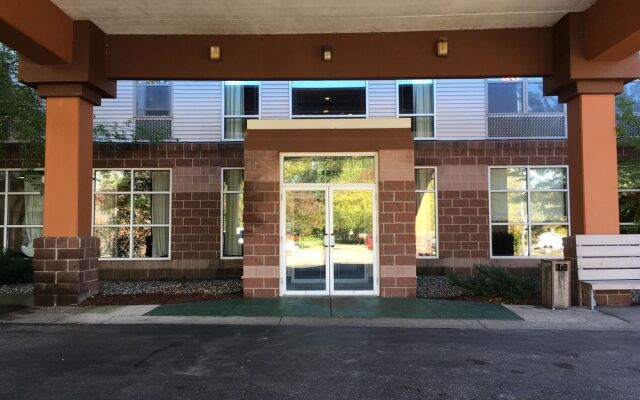 Norwood Inn & Suites
