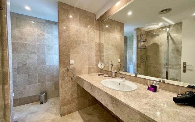 Modern 3 Bedroom Pool Access Apartment F-7