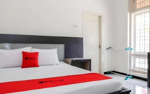 RedDoorz near Moro Mall Purwokerto – Guest Rooms – Purwokerto