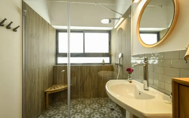 Charming 2BR Apt w a Breathtaking Patio