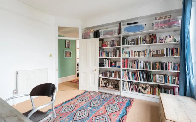 Remarkable Richmond Home By The Tube Station