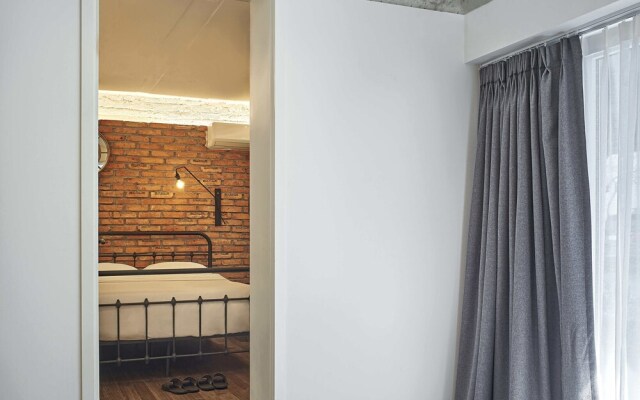Butler:Lee Allsuites